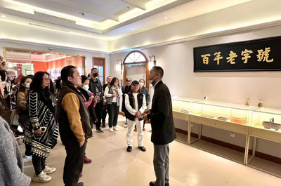 設(shè)計(jì)賦能，文化傳新 設(shè)計(jì)學(xué)院校友引領(lǐng)師生探訪百年老字號汪玉霞