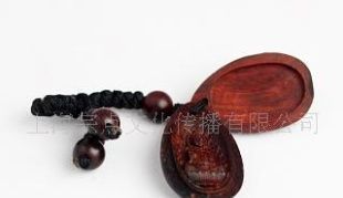 掌中雅韻 手工雕刻小葉紫檀鑰匙掛件的工藝之美與文化意蘊(yùn)